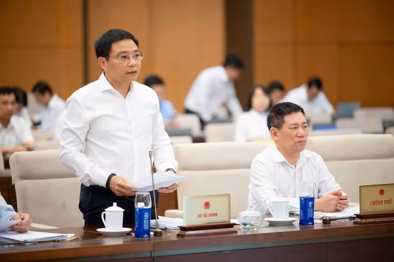 Bộ trưởng Tài chính Nguyễn Văn Thắng báo cáo tóm tắt dự thảo Nghị quyết. (Ảnh: ĐĂNG ANH)