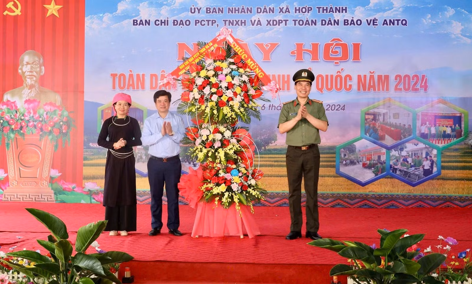Đại diện lãnh đạo Công an tỉnh, thành phố Lào Cai tặng hoa chúc mừng xã.