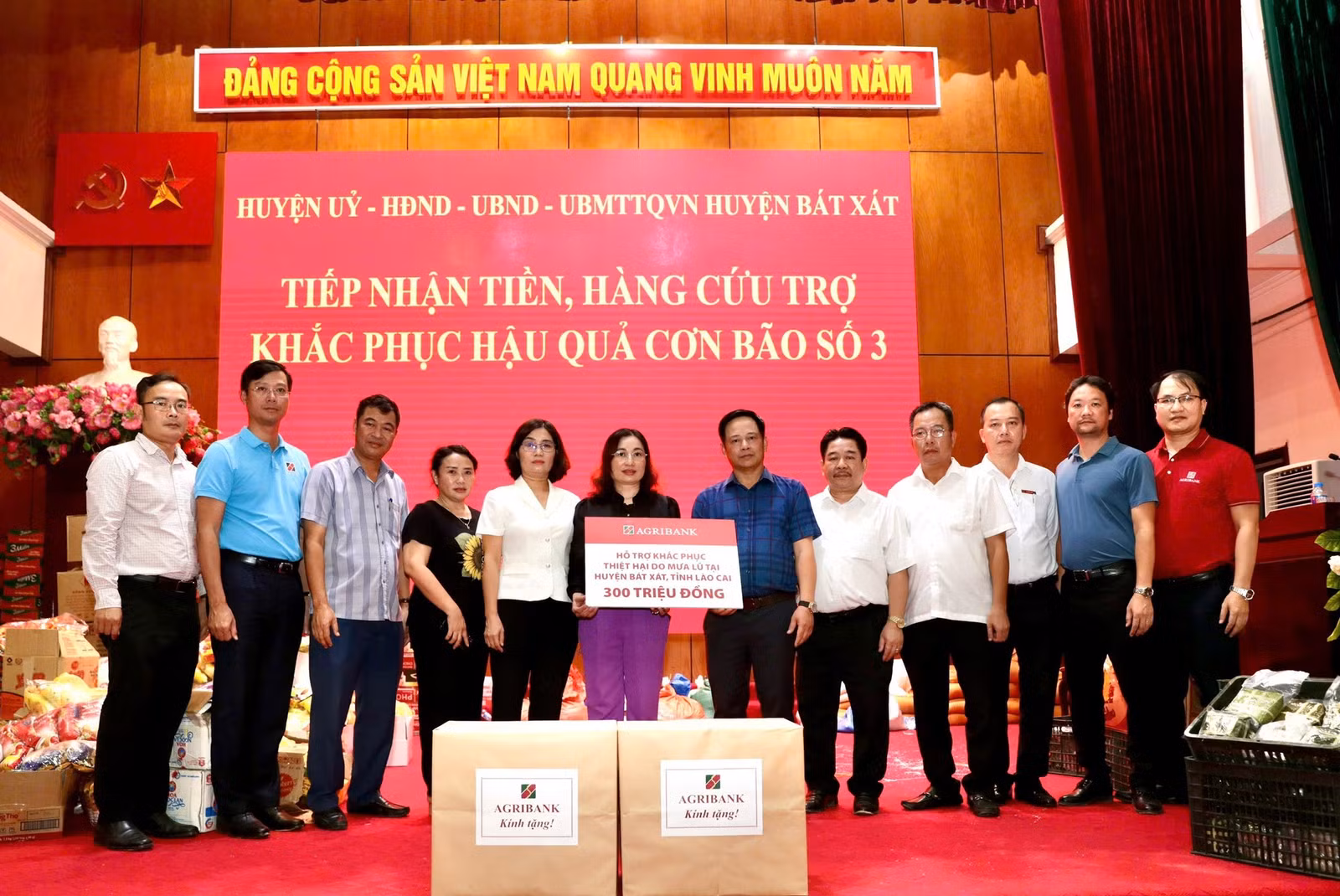 Nhiều cơ quan, doanh nghiệp, tổ chức, cá nhân ủng hộ giúp đỡ địa phương khắc phục hậu quả mưa lũ.jpg