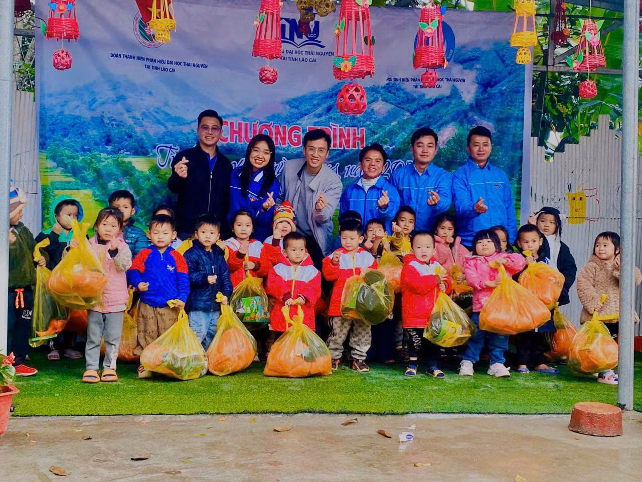 doan-thanh-nien-hoi-sinh-vien-tang-qua-cho-cac-em-nho-mam-non.jpg
