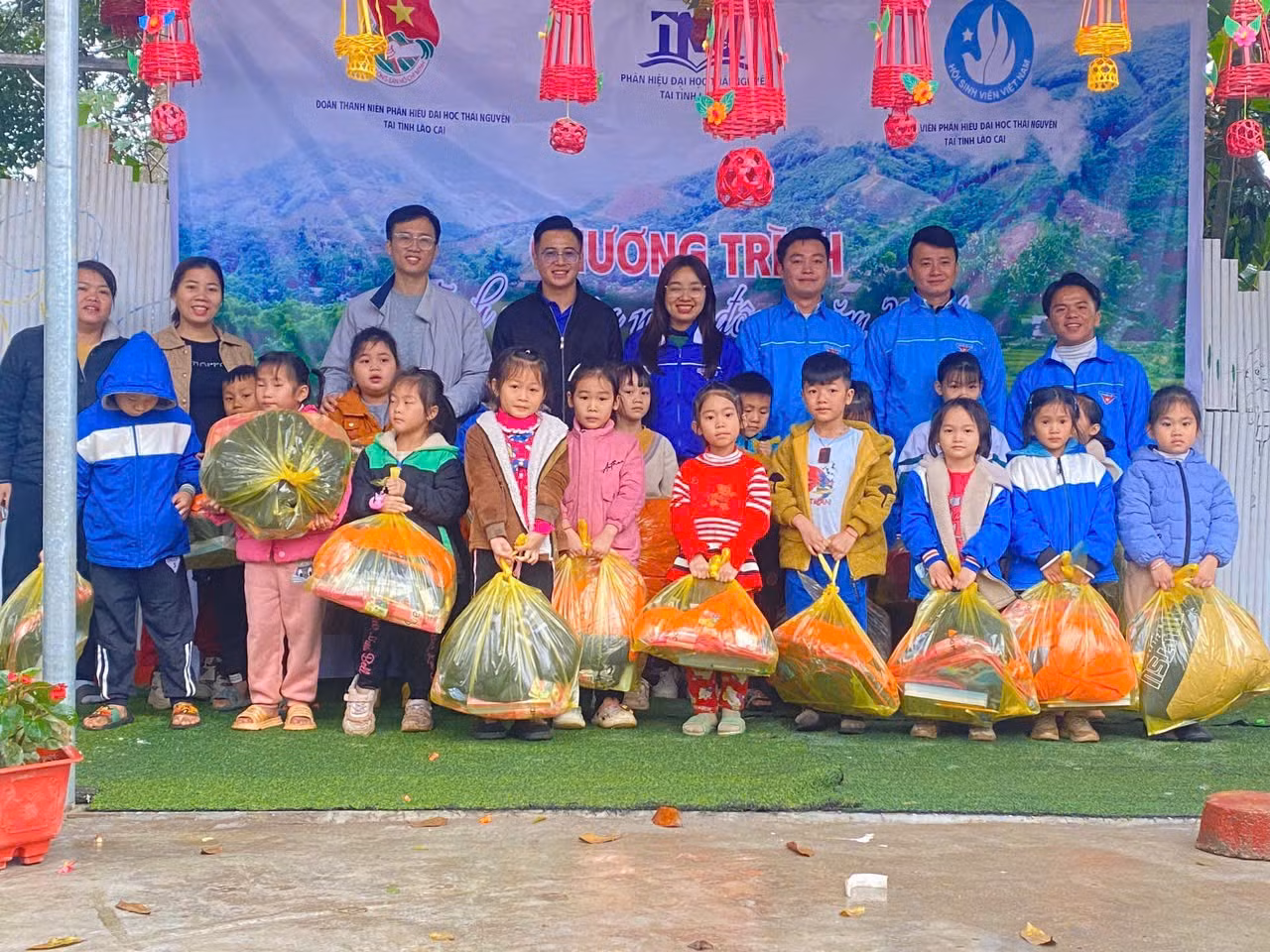 doan-thanh-nien-hoi-sinh-vien-tang-qua-cac-ban-hoc-sinh-tieu-hoc.jpg