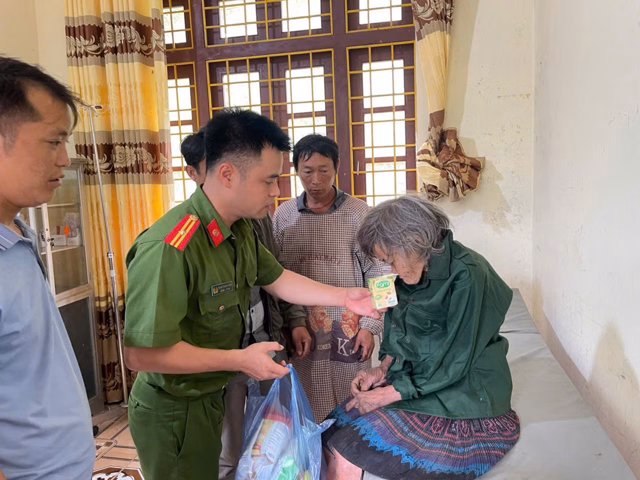 Cụ Dúng đã được đưa về trạm y tế xã Tả Ngài Chồ kiểm tra sức khỏe.jpg