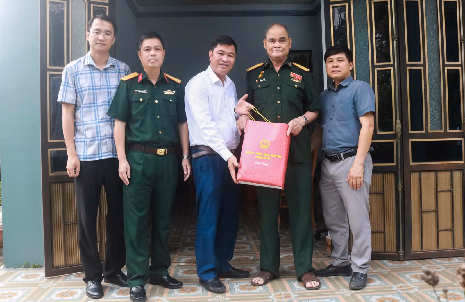 trao-qua-cho-cuu-chien-binh-bui-tong-ninh-thi-tran-bat-xat.jpg