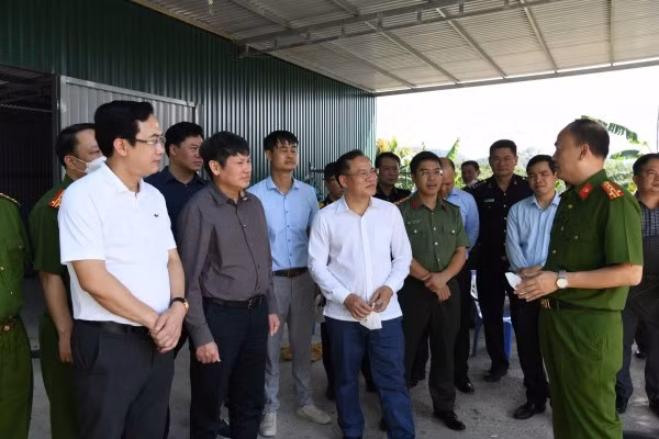 Trung tướng Nguyễn Văn Long, Thứ trưởng, Thủ trưởng Cơ quan CSĐT Bộ Công an kiểm tra khu vực sản xuất ma túy tổng hợp.