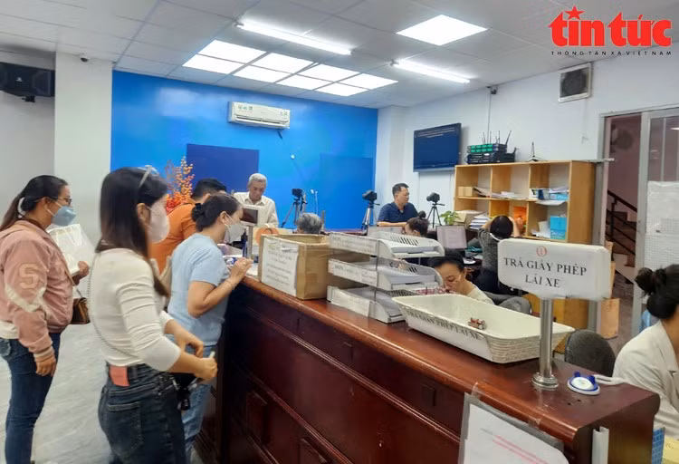 Khu vực chụp hình làm hồ sơ đổi, trả giấy phép lái xe tại Trường Trung cấp giao thông Tiến Bộ (quận Tân Phú, TP Hồ Chí Minh). Ảnh: Mạnh Linh/Báo Tin tức
