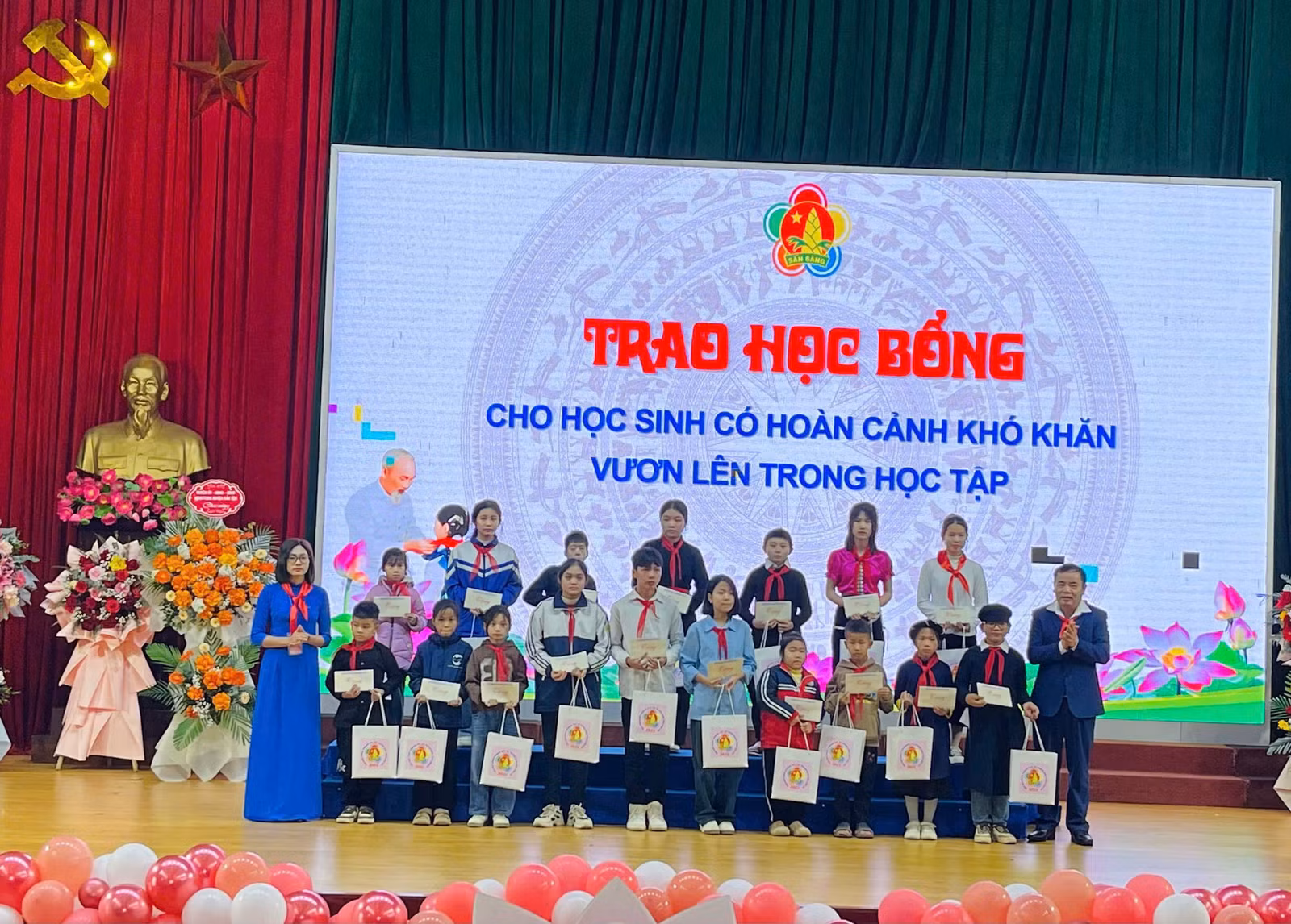 trao-qua-cua-hoi-khuyen-hoc-huyen-cho-17-em-vuot-kho-vuon-len-trong-hoc-tap-ren-luyen.jpg