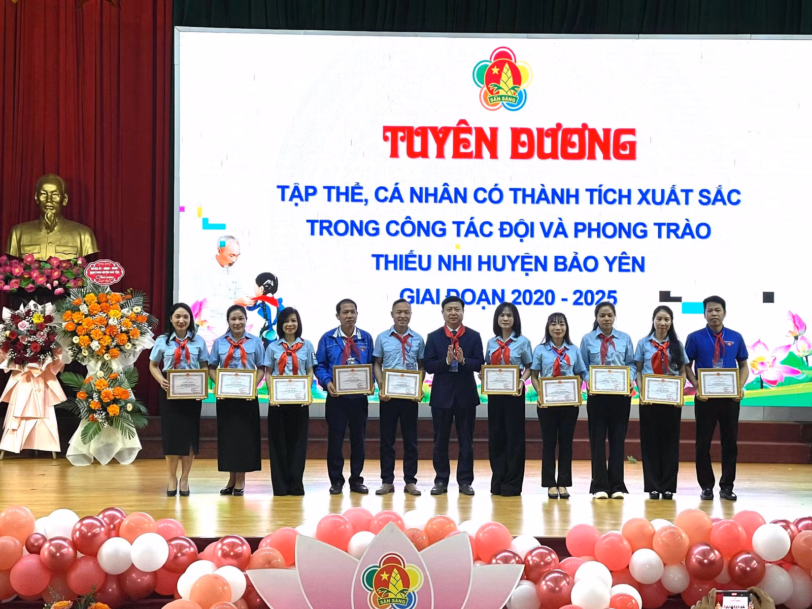 tang-giay-khen-cua-chu-tich-ubnd-huyen-bao-yen-cho-10-ca-nhan-tieu-bieu.jpg