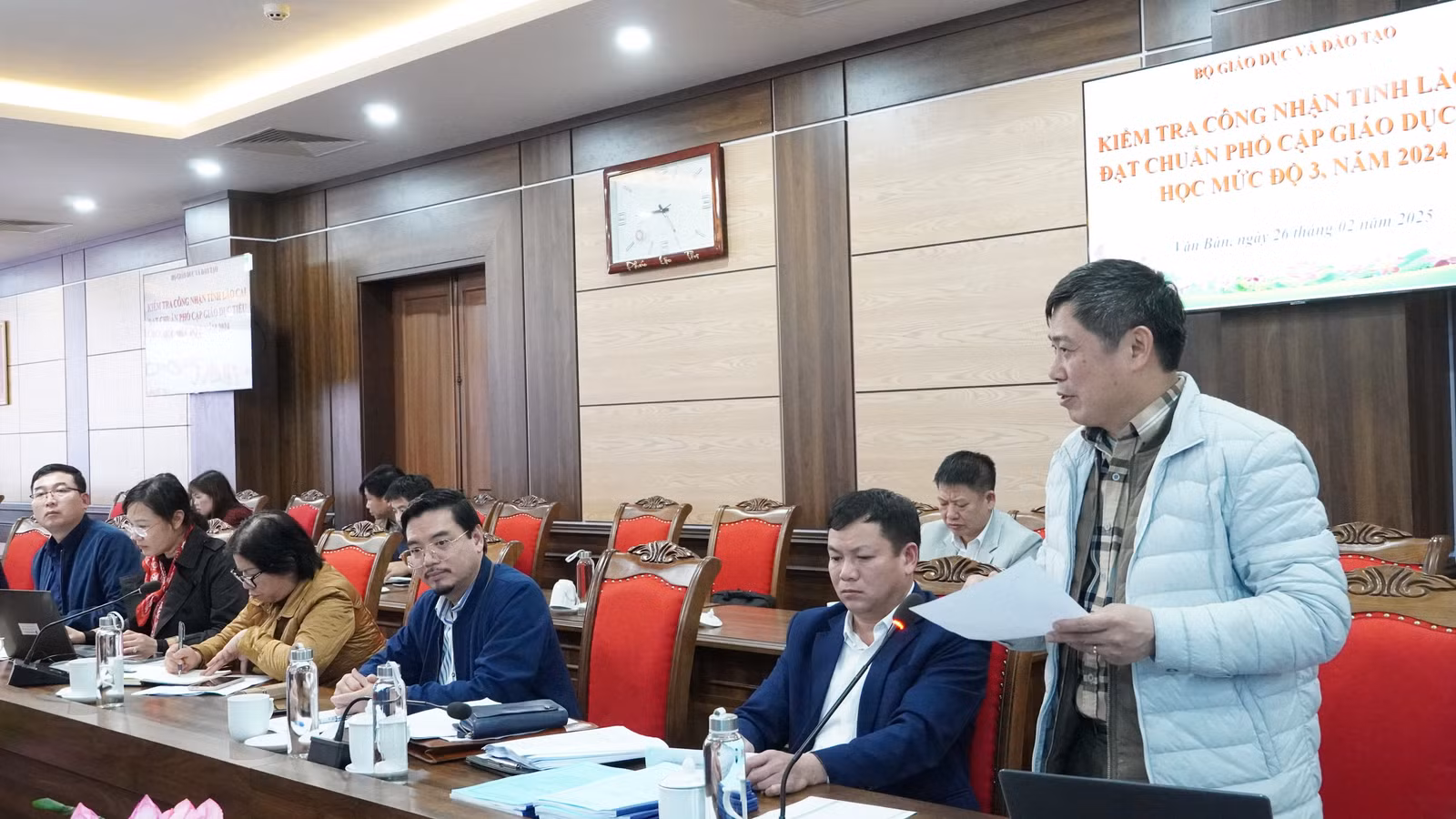 thanh-vien-doan-cong-tac-danh-gia-co-mot-so-y-kien-voi-huyen-van-ban.jpg