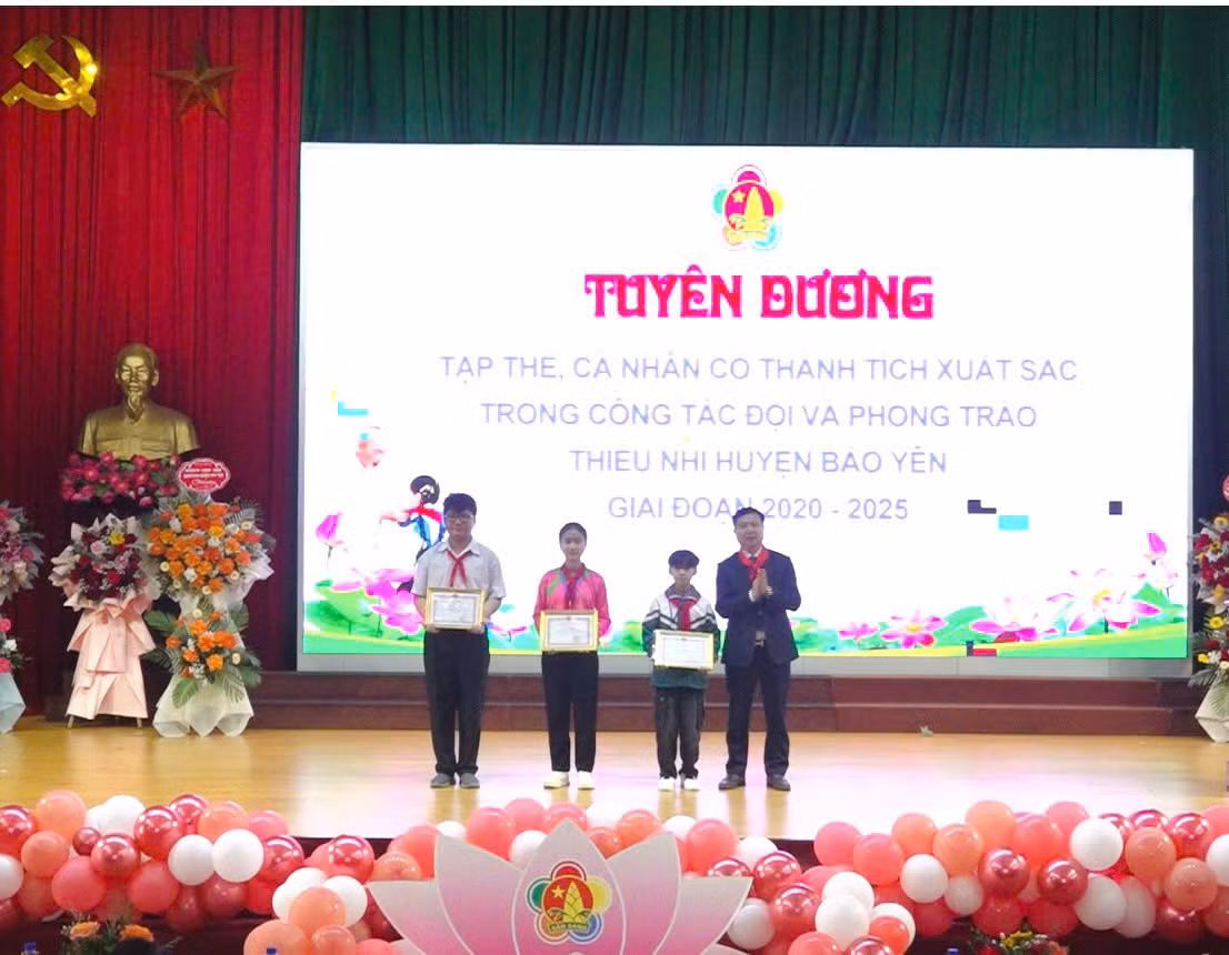 trao-giay-khen-cua-chu-tich-ubnd-huyen-bao-yen-cho-3-tap-the-co-thanh-tich-xuat-sac.jpg
