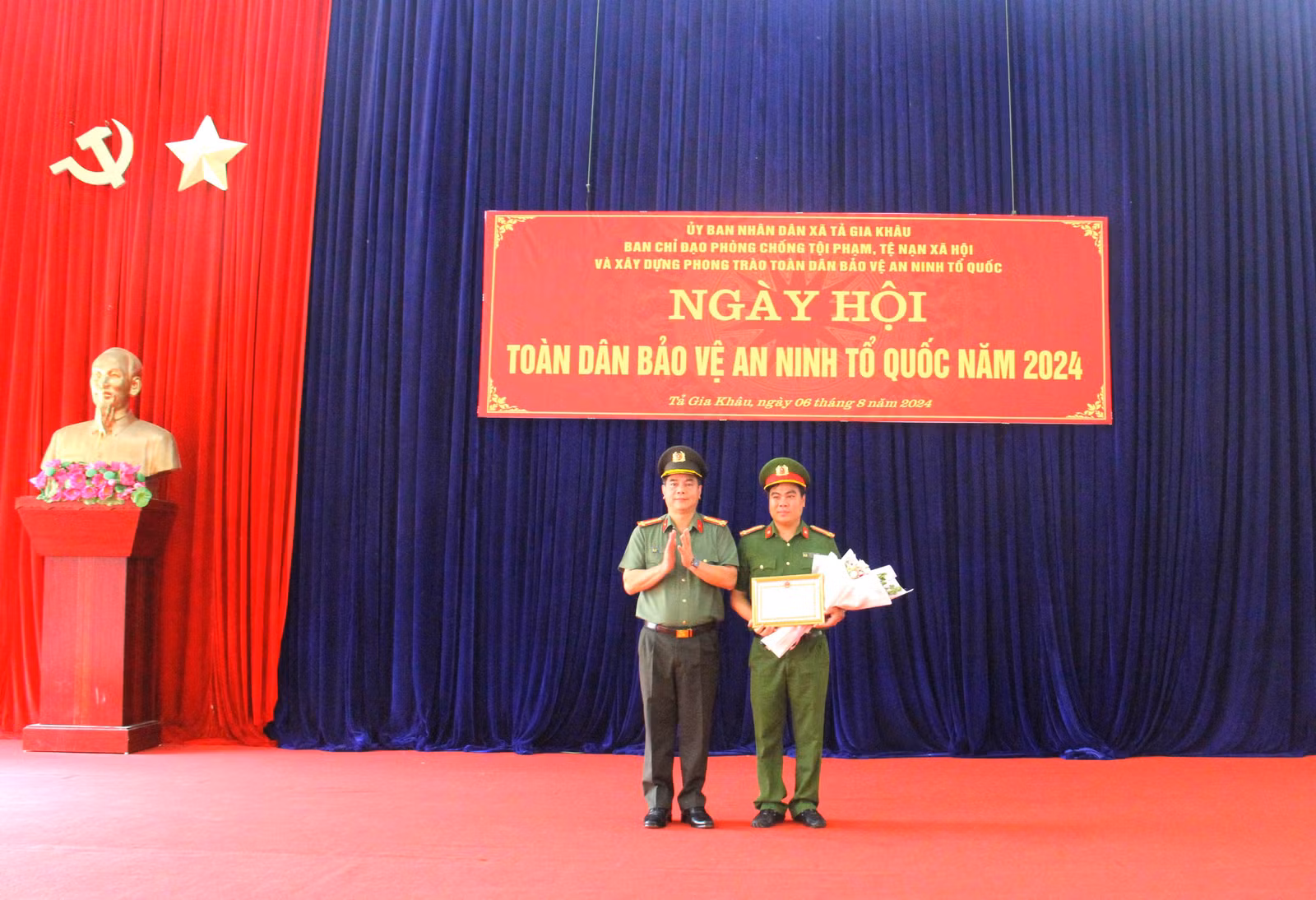 Trao Giấy khen của Giám đốc Công an tỉnh cho tập thể Công an xã Tả Gia Khâu.