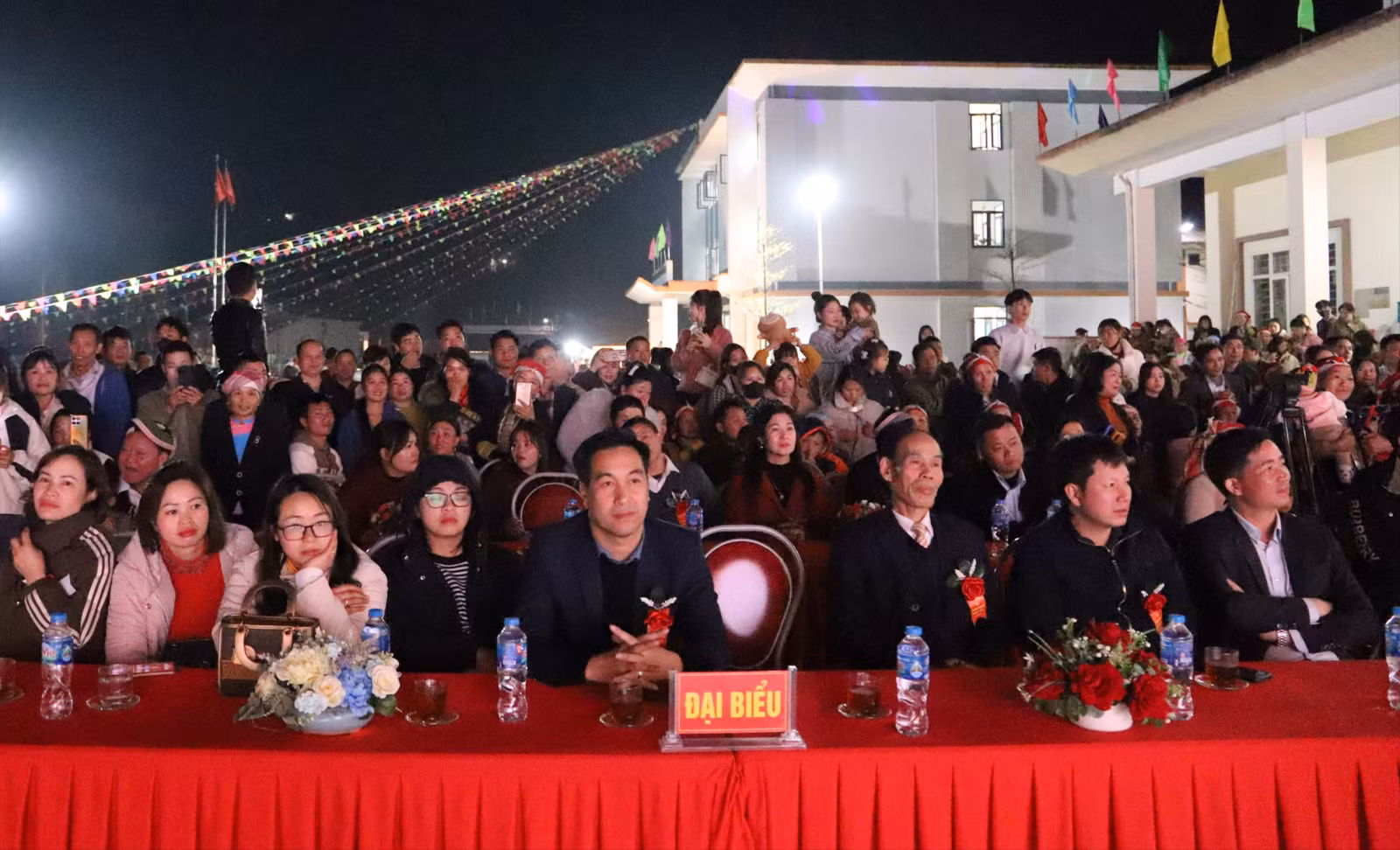 1-dai-bieu-va-nguoi-dan-tham-du-le-hoi-2239.jpg