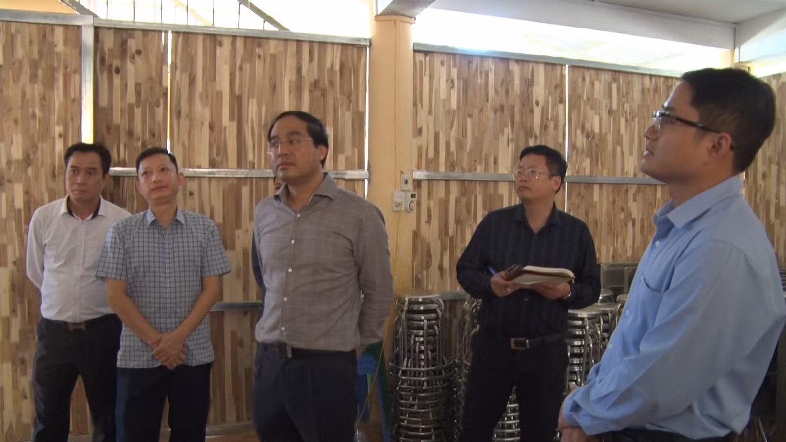 dc-chu-tich-ubnd-tinh-trinh-xuan-truong-nghe-kiem-tra-nha-ban-tru-tieu-hoc-so-2-nam-xay-copy.jpg