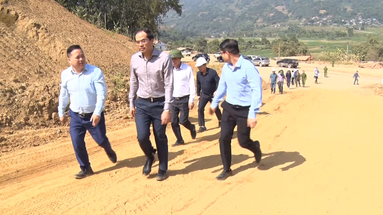 dc-chu-tich-ubnd-tinh-trinh-xuan-truong-nghe-kiem-tra-diem-sat-km31400-doan-tranh-qua-xa-duong-quy-van-ban-copy.jpg