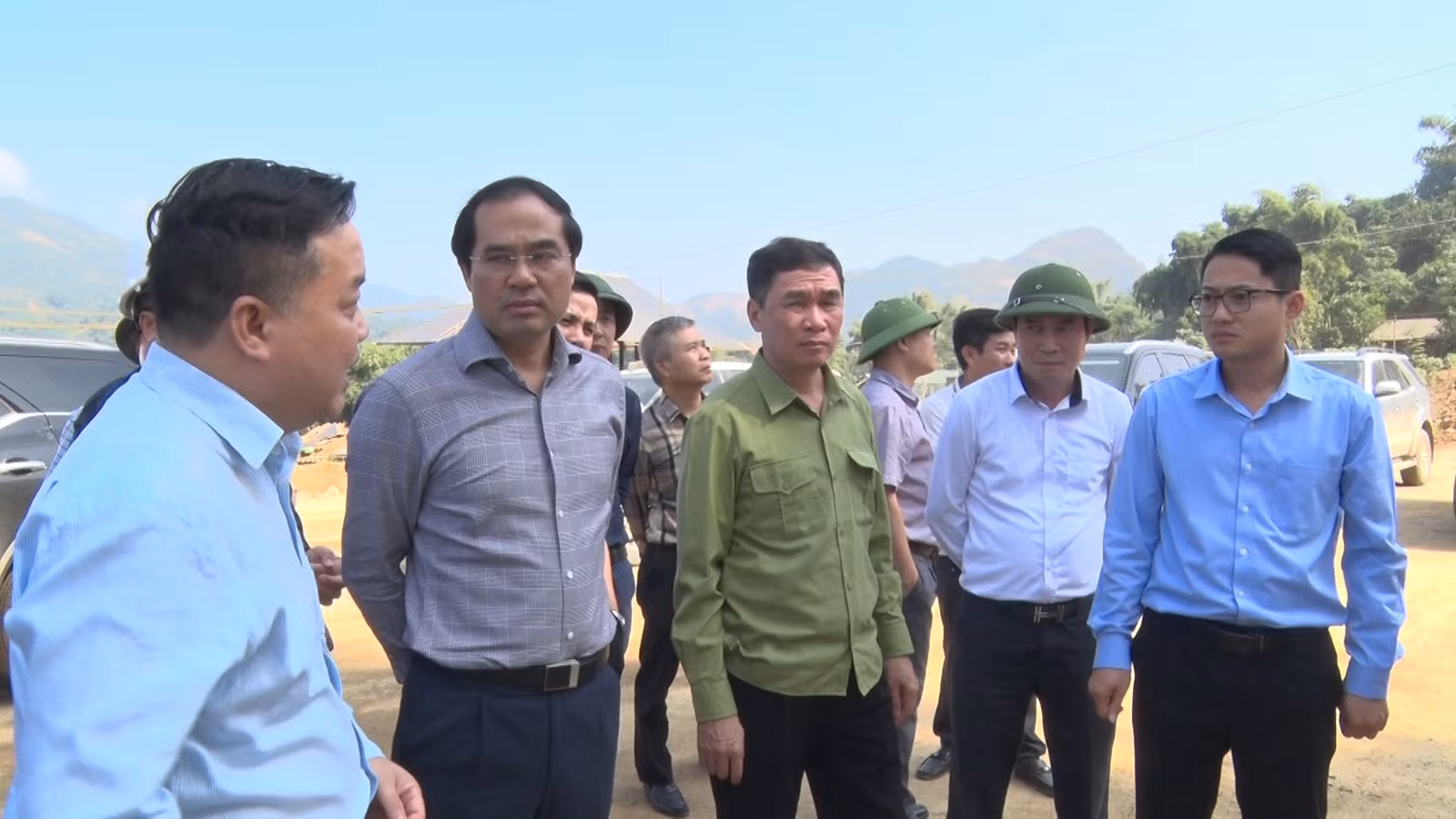 dc-chu-tich-ubnd-tinh-trinh-xuan-truong-nghe-kiem-tra-diem-sat-km31400-doan-tranh-qua-xa-duong-quy-van-ban-1-copy.jpg