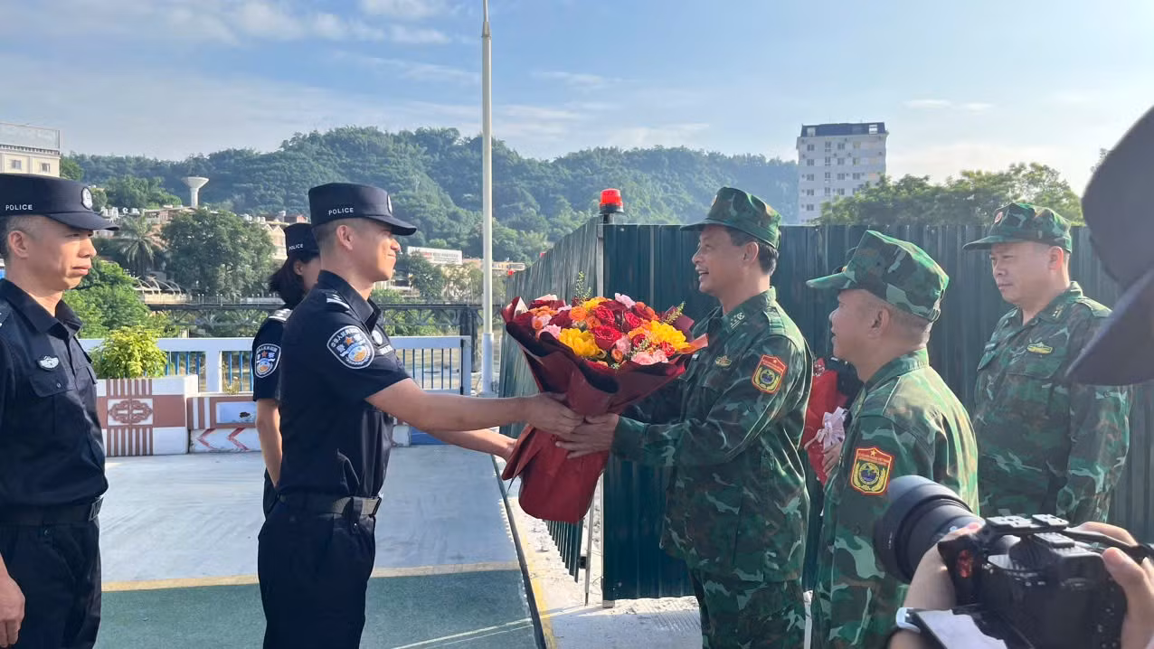 Bộ Chỉ huy tuần tra hai bên gặp gỡ trao đổi tại vạch phân định đường biên giới.jpg