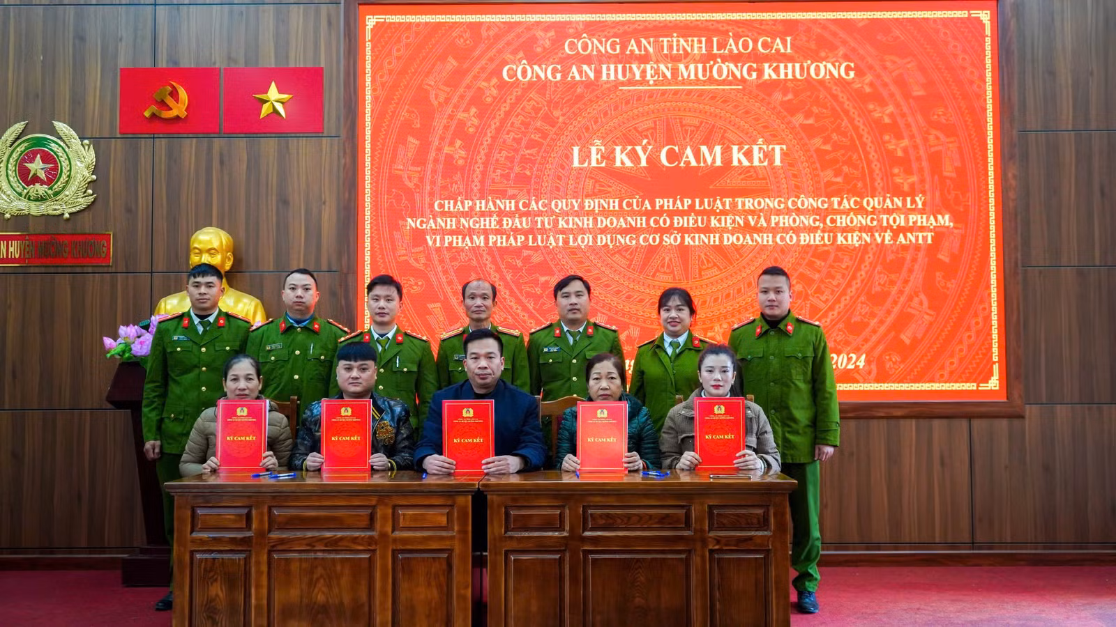anh-5-cac-don-vi-ky-cam-ket-chap-hanh-phap-luat-nam-2025-2.jpg