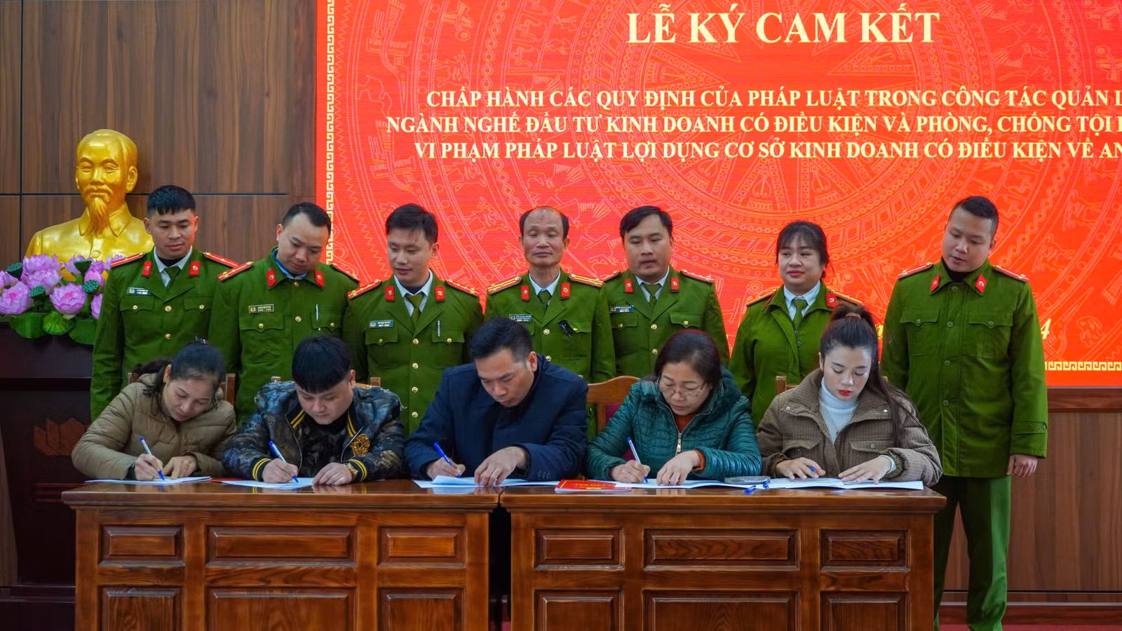 anh-5-cac-don-vi-ky-cam-ket-chap-hanh-phap-luat-nam-2025-3.jpg