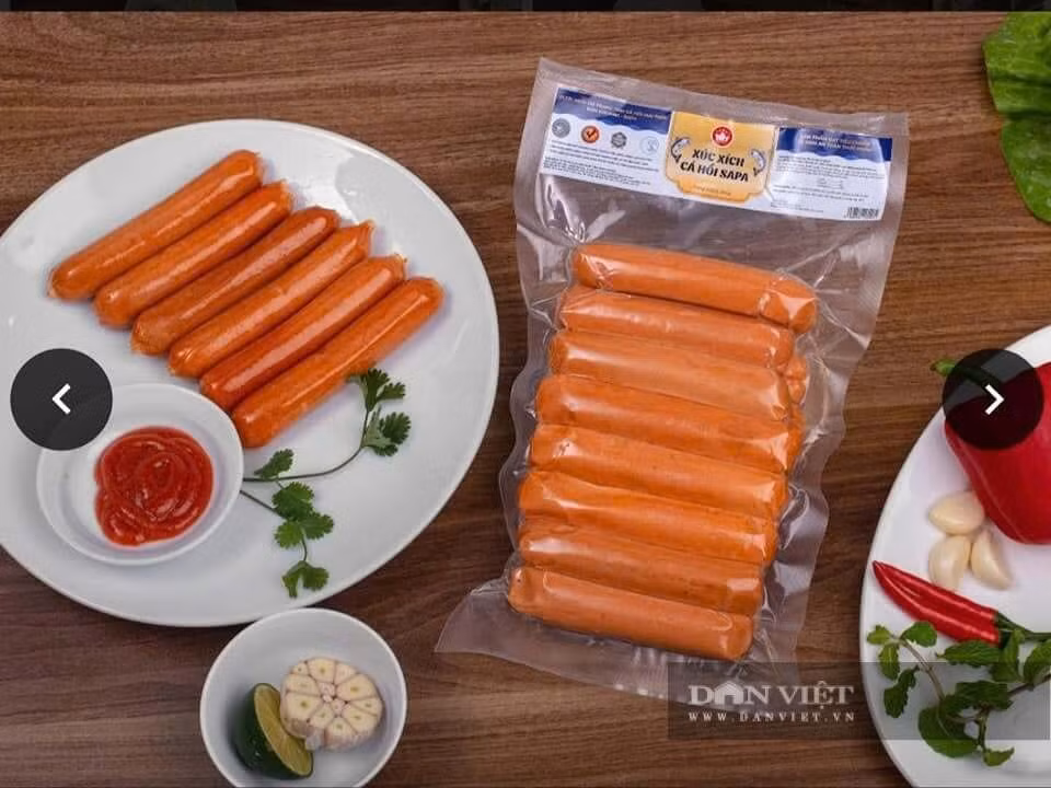 Xúc xích làm cá hồi được hút chân không trước khi đưa đi tiêu thụ.