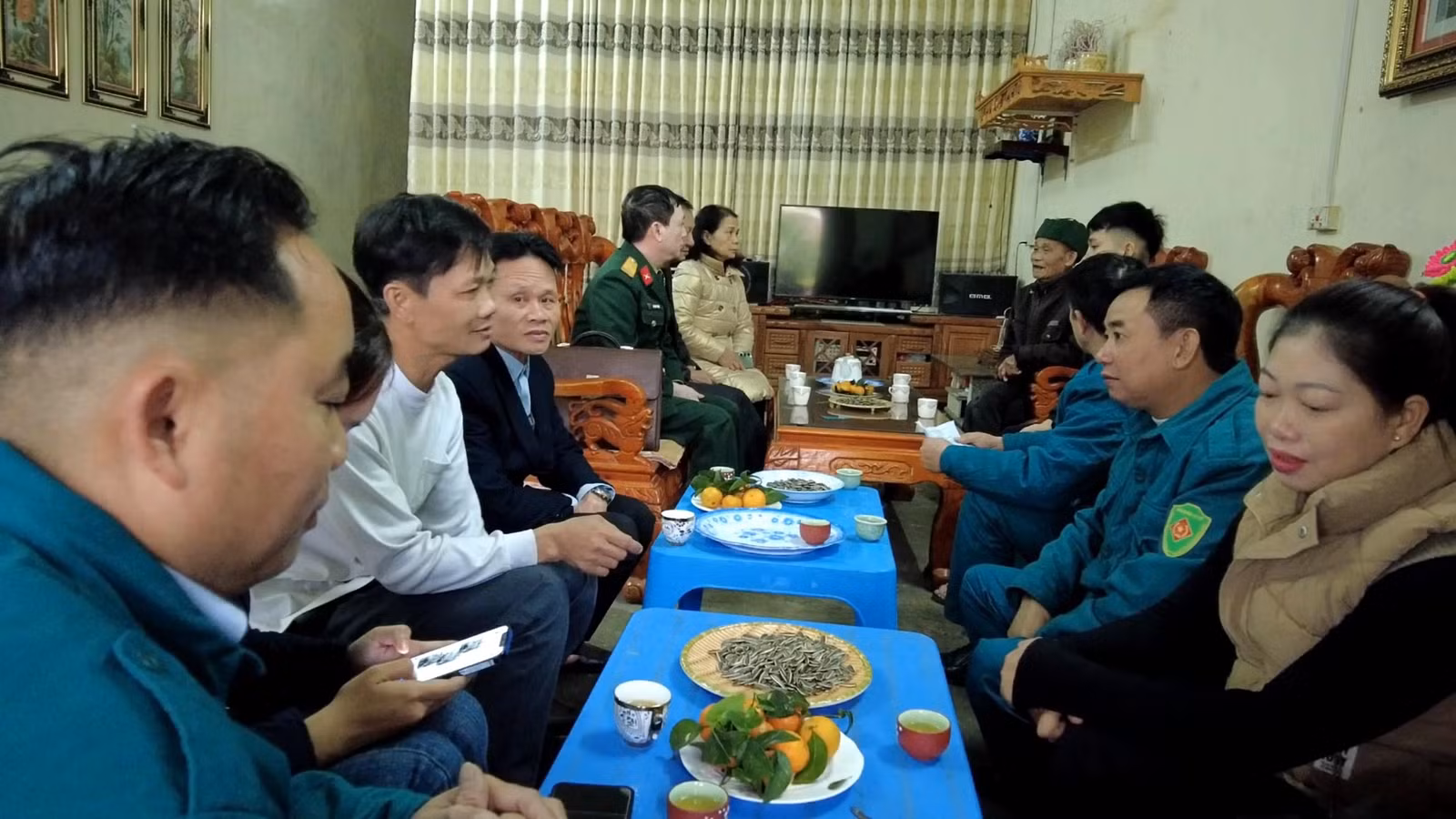 cac-to-chuc-doan-the-huyen-va-thi-tran-pho-lu-to-chuc-den-tham-dong-vien-gia-dinh-thanh-nien-pham-duc-thuan-tdp-phu-thanh-1-thi-tran-pho-lu.jpg