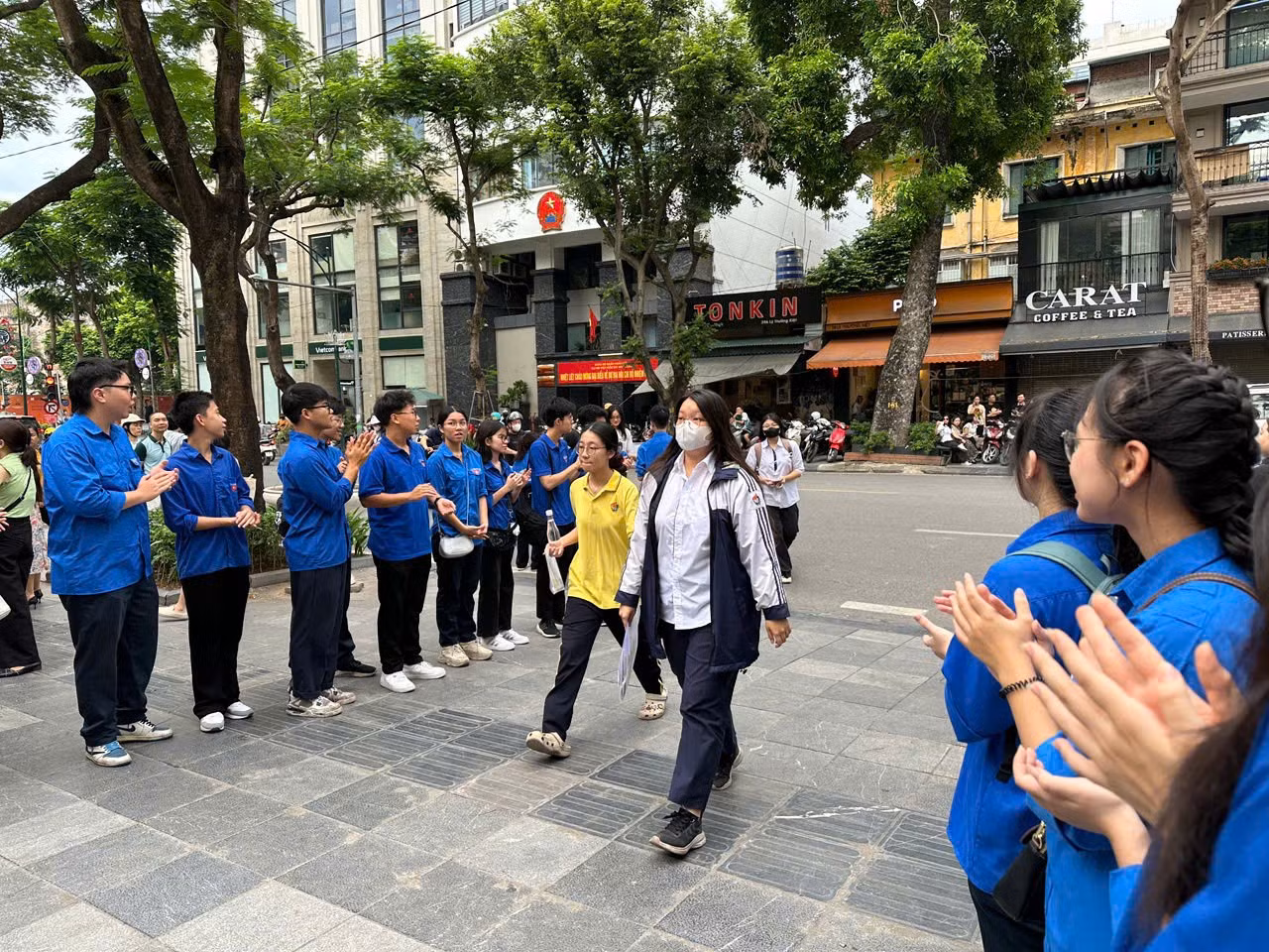 Chào đón thí sinh vào điểm thi.
