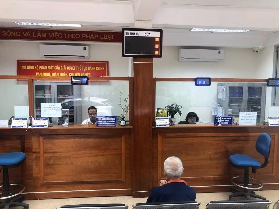 Tiếp nhận hồ sơ dịch vụ công tại 1 phường của Hà Nội.