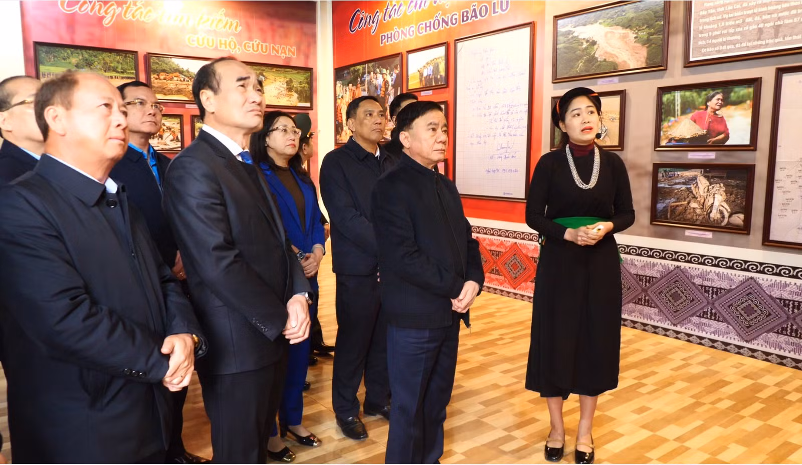tham-quan-nghe-thuyet-minh-tai-khu-trung-bay-anh-hien-vat-copy.png