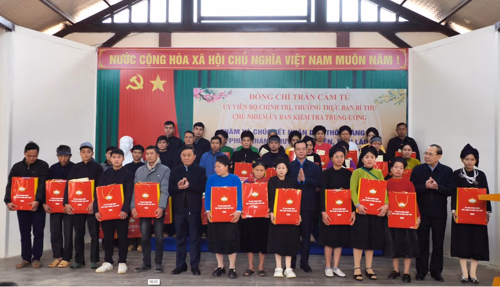 tang-qua-tet-cho-nhan-dan-thon-lang-nu-copy.png