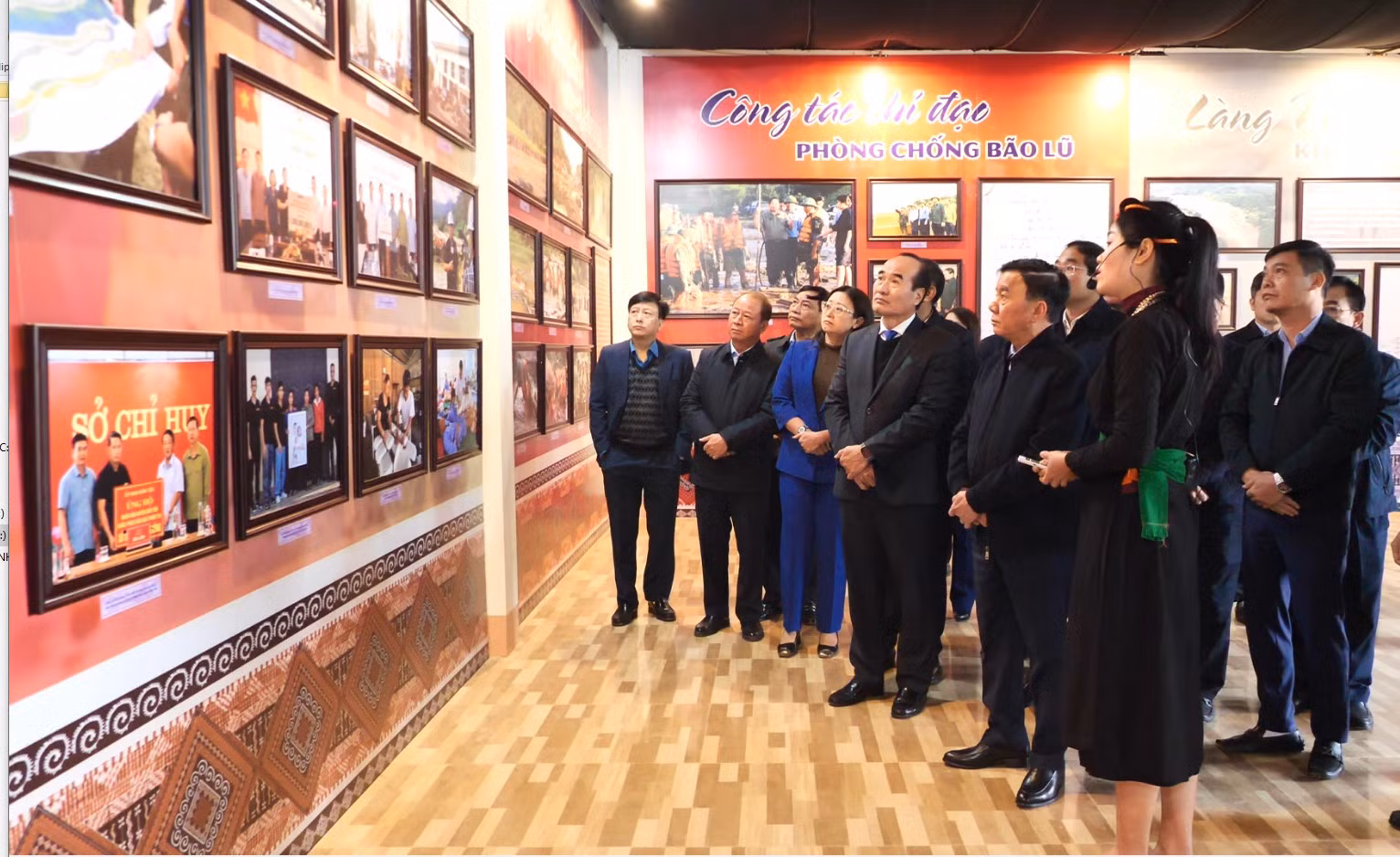 tham-quan-tai-khu-trung-bay-anh-hien-vat1.png