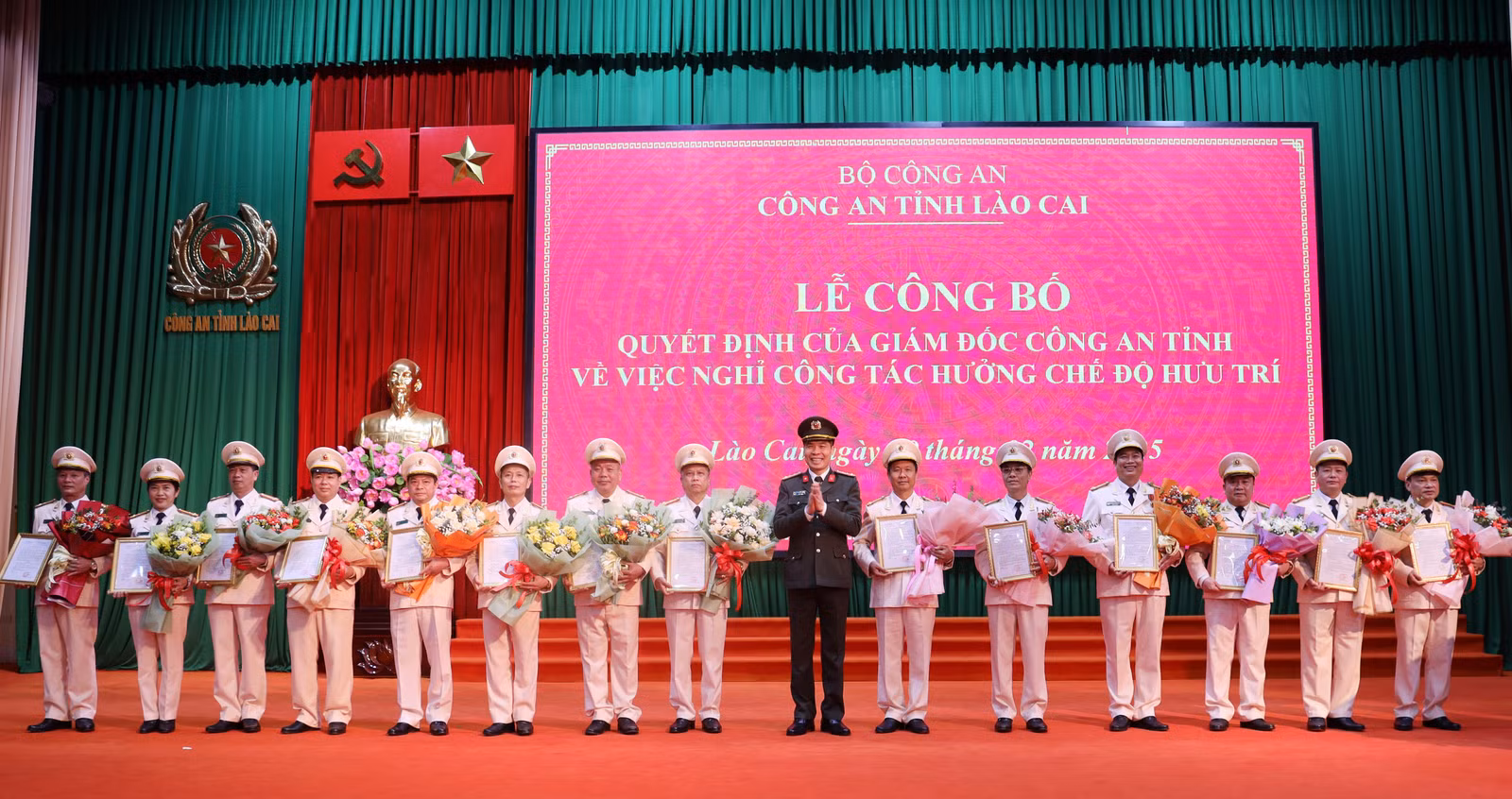 gd-cat-trao-quyet-dinh-nghi-huu-cho-25-dong-chi-1-1.jpg