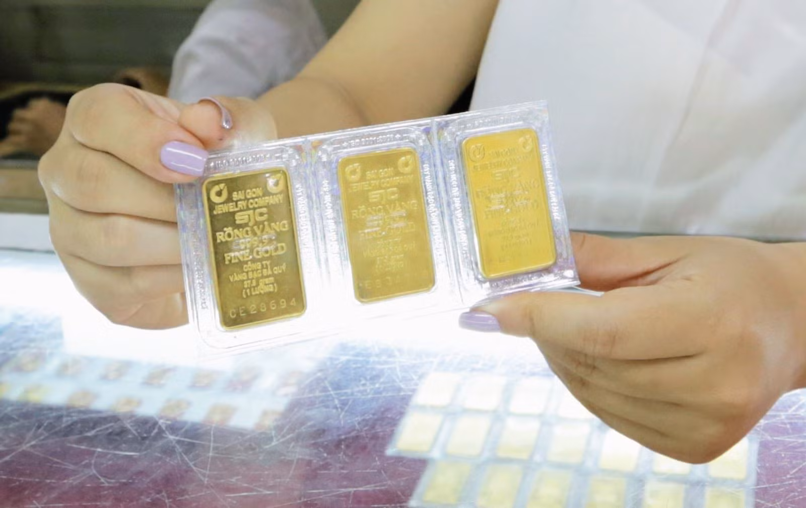 Giá bán vàng miếng SJC ở mức 89,7 - 92 triệu đồng/lượng. Ảnh minh họa: Trần Việt/TTXVN
