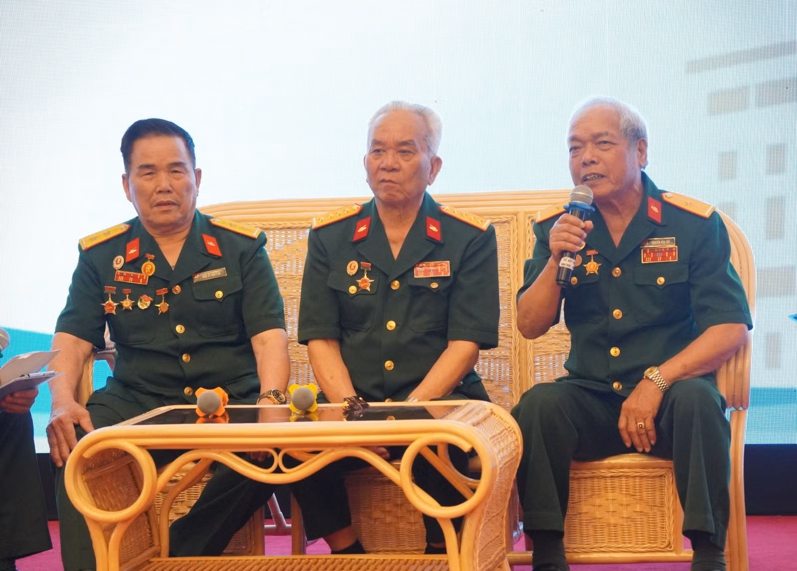 Từ trái qua phải: Ông Ngô Sỹ Nguyên, ông Vũ Đăng Toàn, ông Nguyễn Văn Tập trong ngày gặp lại tại Di tích lịch sử Dinh độc lập.