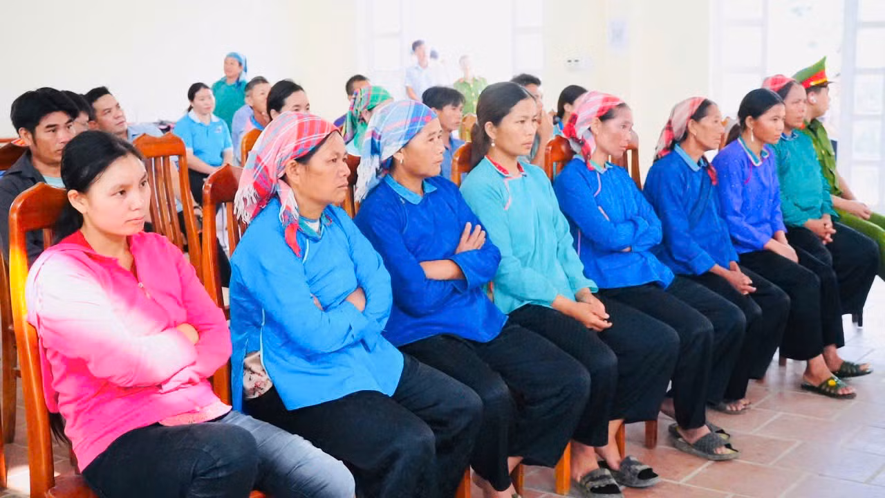 Bà con nhân dân xã Nấm Lư tham gia phiên toà thực hiện nghiêm túc các quy định.jpg