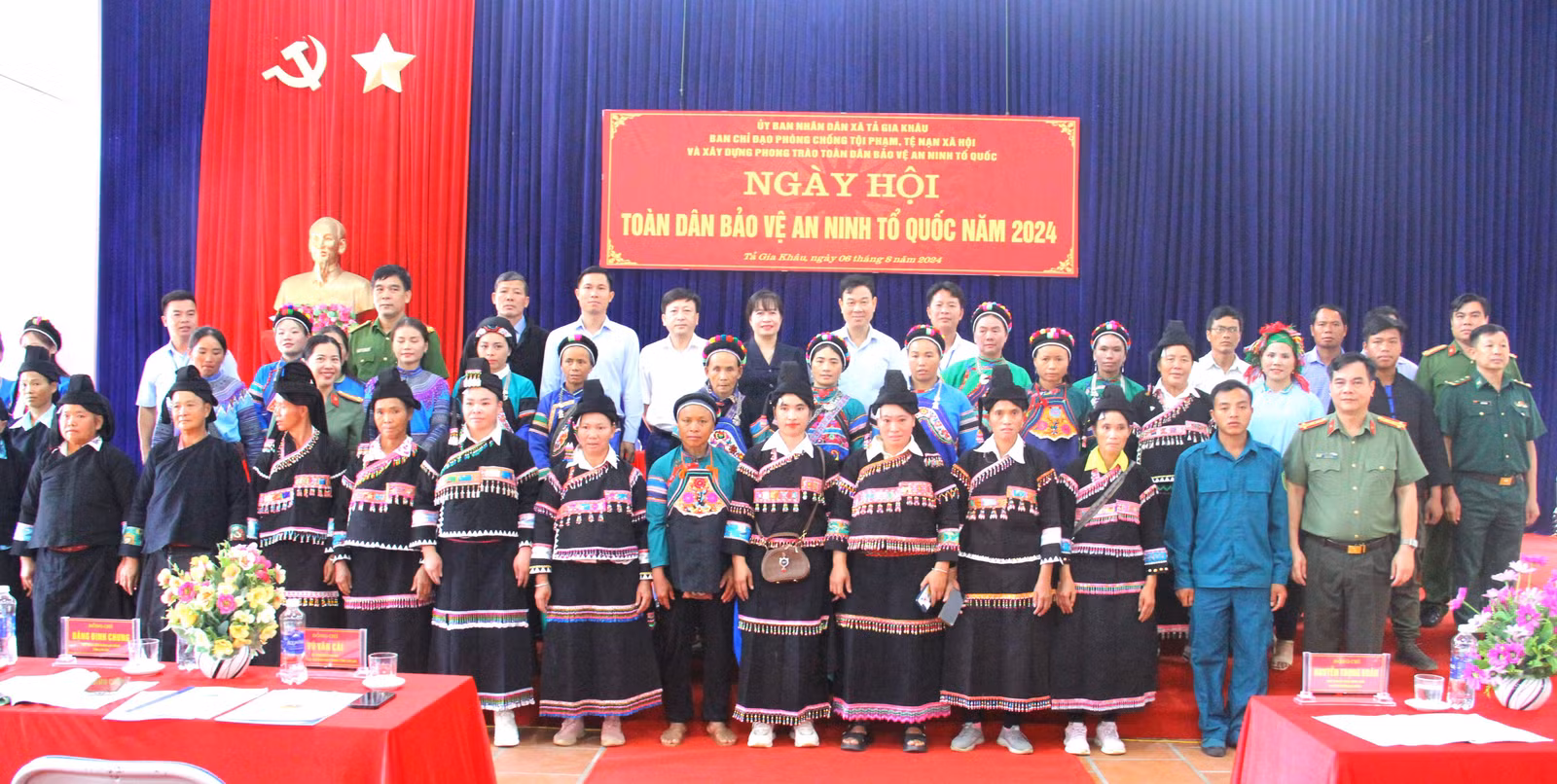 Các đại biểu chụp ảnh cùng cán bộ và Nhân dân xã Tả Gia Khâu.