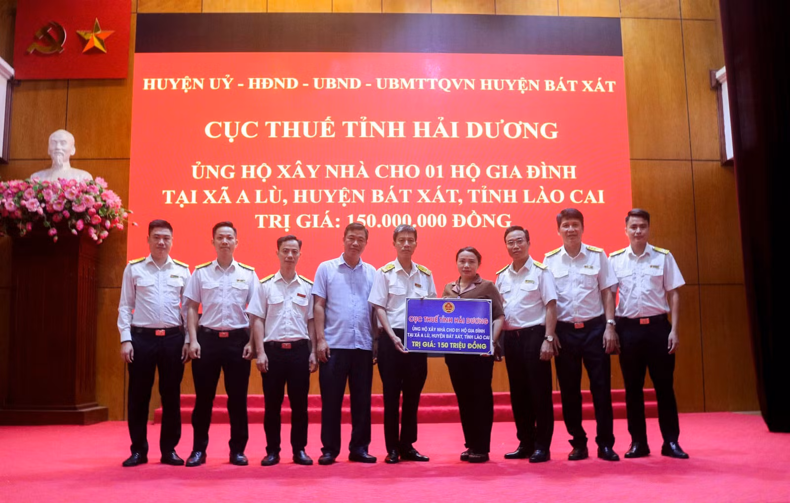 Trao hỗ trợ cho gia đình bị thiệt hại về nhà ở tại xã A Lù.