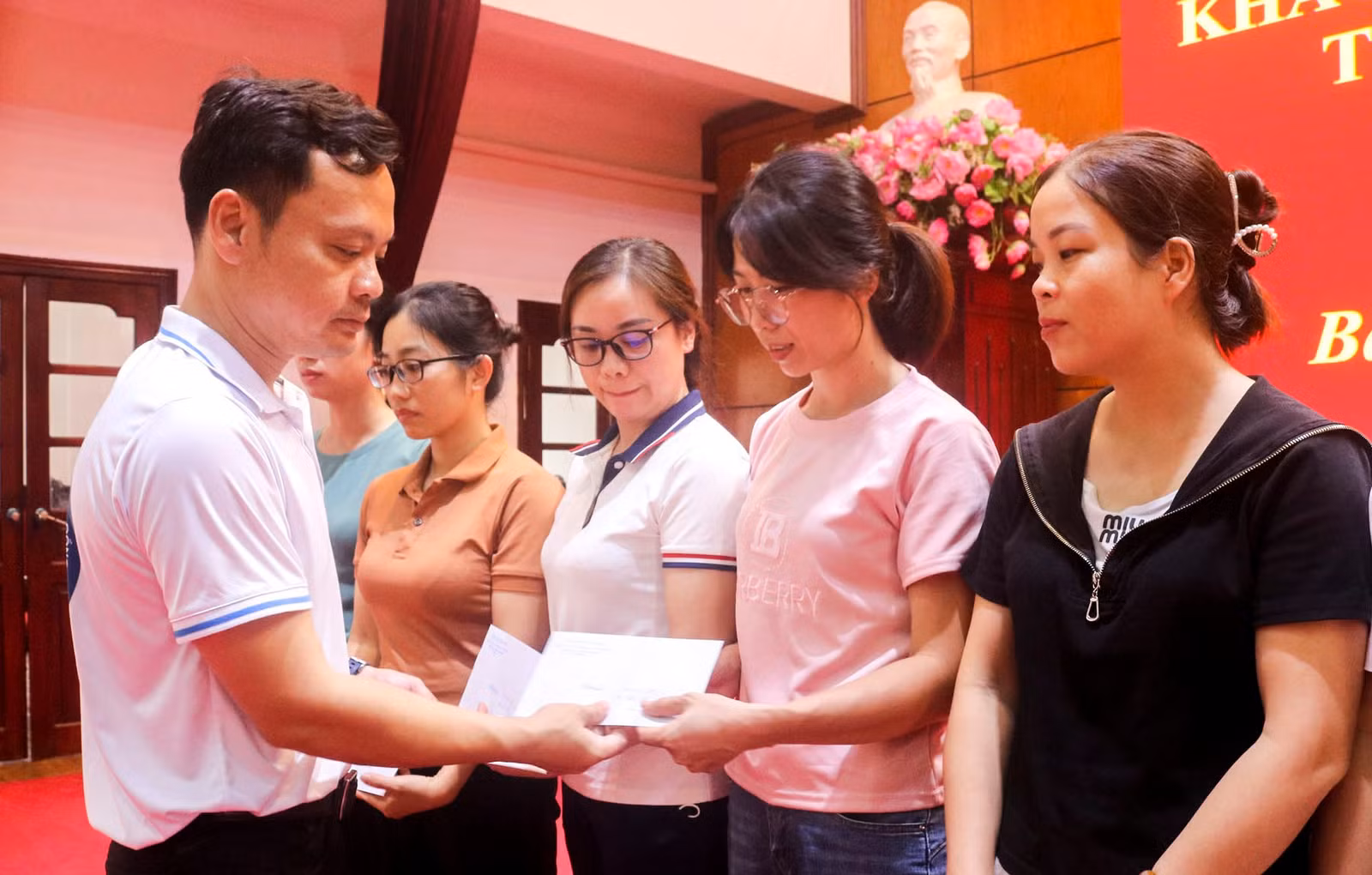 Trao hỗ trợ cho nhân viên Y tys bị thiệt hại do mưa lũ.jpg