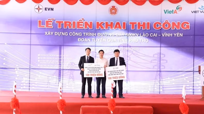 Đại diện EVN và nhà thầu trao ủng hộ tỉnh Phú Thọ góp phần xóa nhà tạm, nhà dột nát. (Ảnh: EVN)