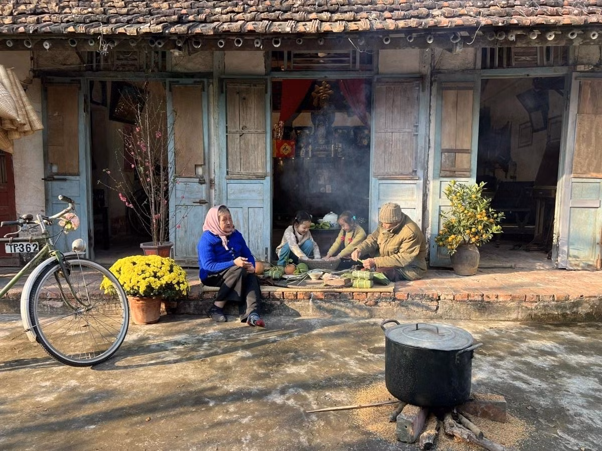 Tết là khoảng thời gian đong đầy cảm xúc, đưa người ta trở về hoài niệm của những ngày còn thơ bé, có cha mẹ, có ông bà (Ảnh minh họa: KT)