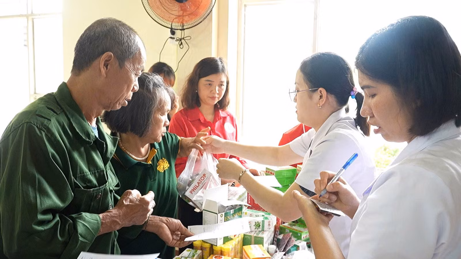 kham-benh-va-phat-thuoc-mien-phi-cho-nguoi-dan.jpg