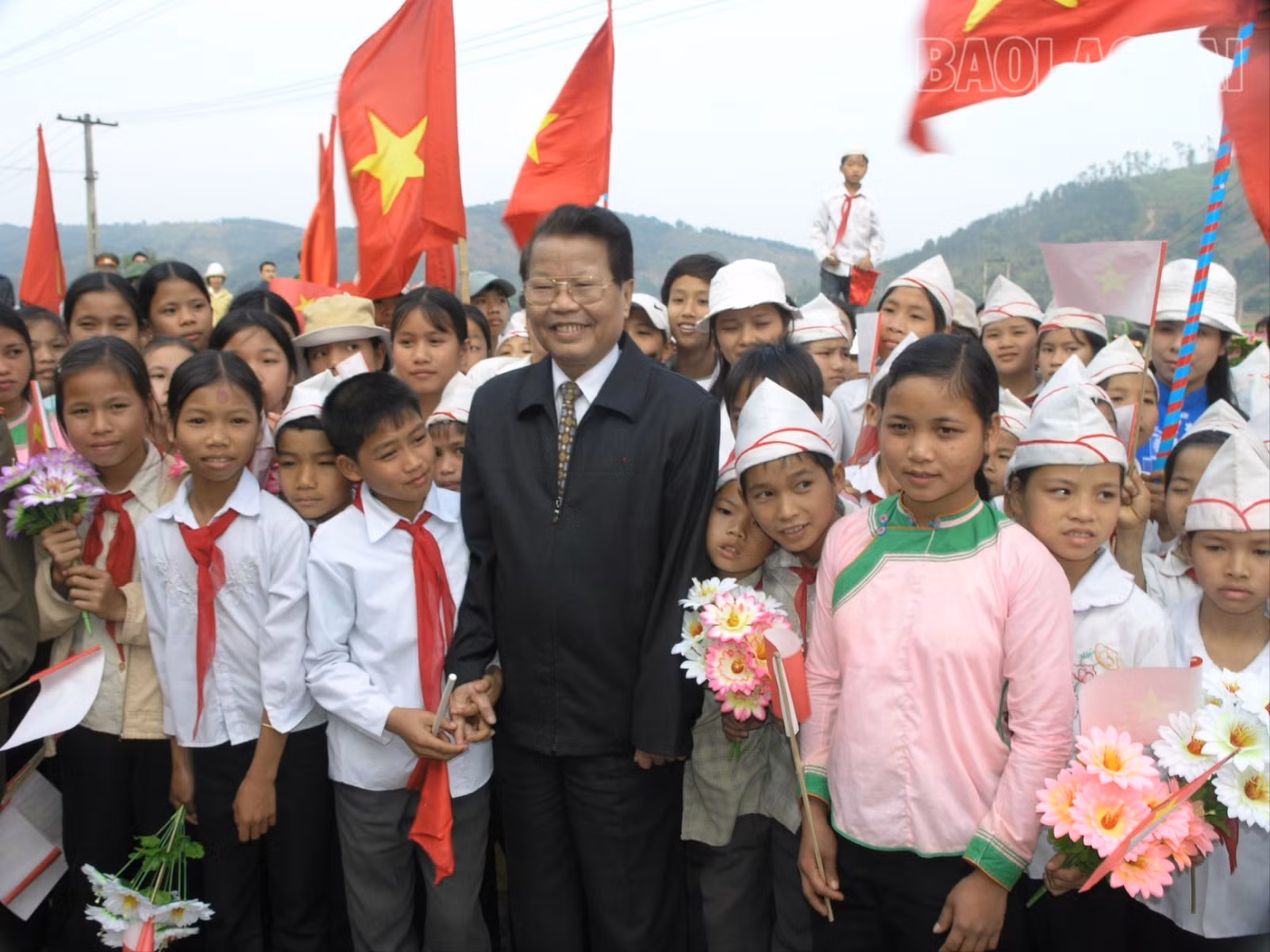 chu-tich-nuoc-chup-anh-cung-cac-chau-thieu-nhi-quang-kim-5486.jpg