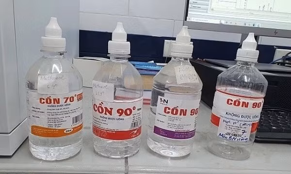 Cồn y tế rởm bệnh nhân sử dụng bị ngộ độc được mang đến Trung tâm Chống độc, Bệnh viện Bạch Mai.