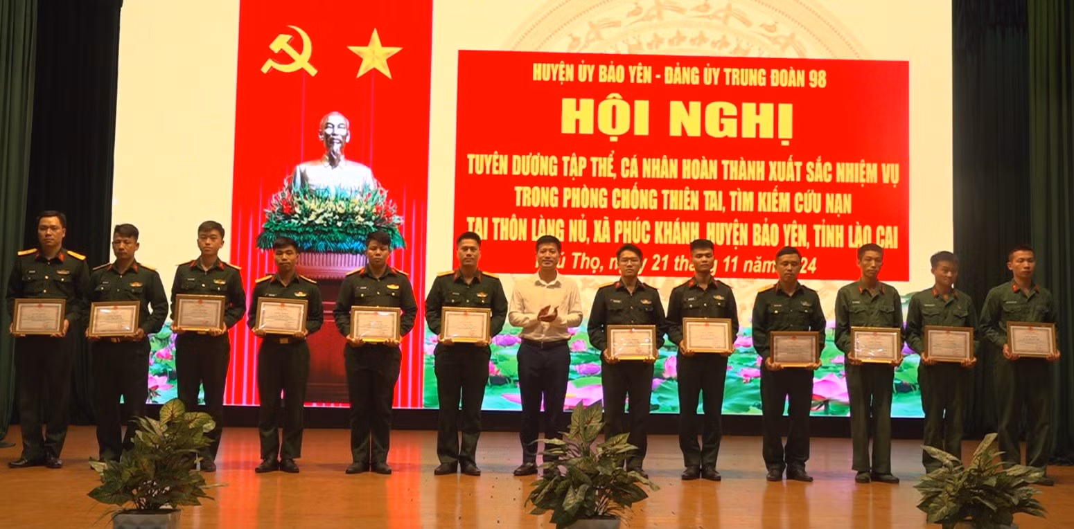 tang-giay-khen-cua-chu-tich-ubnd-huyen-cho-cac-ca-nhan.jpg