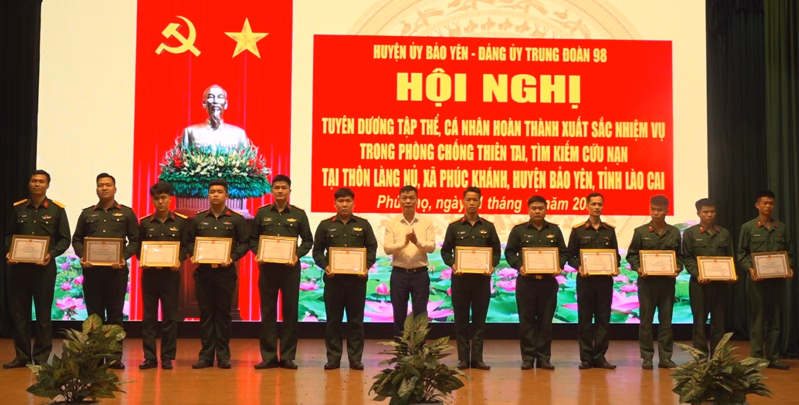 tang-giay-khen-cua-chu-tich-ubnd-huyen-bao-yen-cho-cac-ca-nhan.jpg