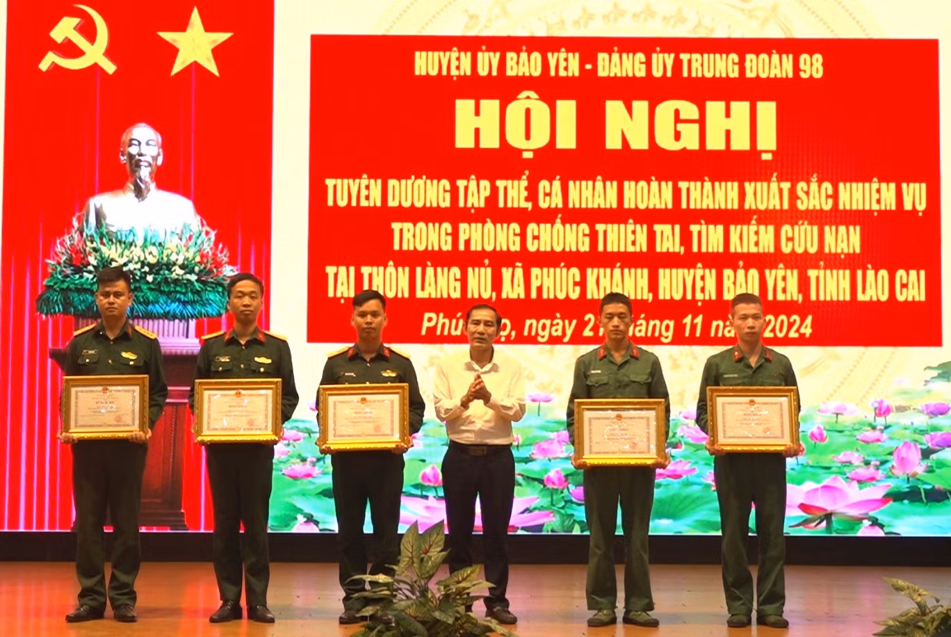 tang-bang-khen-cua-chu-tich-ubnd-tinh-lao-cai-cho-cac-ca-nhan-1.jpg