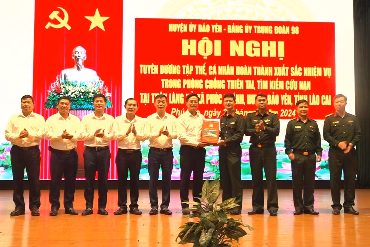 trung-doan-98-su-doan-316-tang-doan-cong-tac-huyen-bao-yen-cuon-sach-anh-ky-uc-lang-nu-do-don-vi-bien-soan.jpg