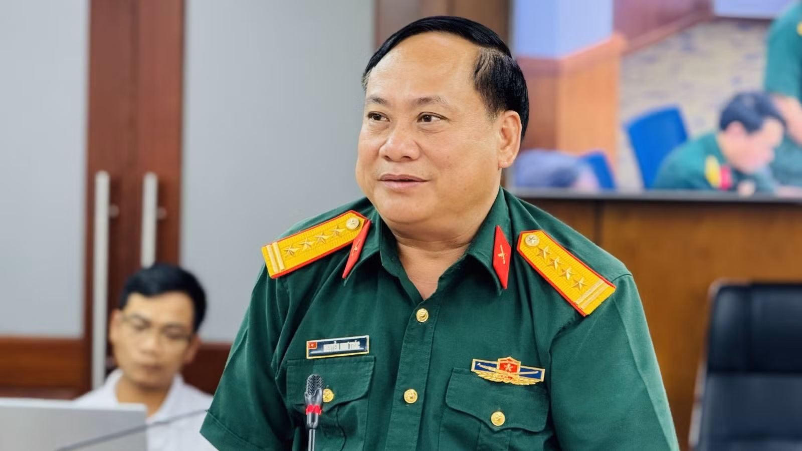 Đại tá Nguyễn Như Trúc, Phó Chủ nhiệm Chính trị Quân khu 7 trả lời báo chí vào chiều 10/4.
