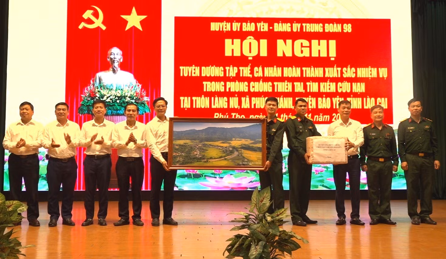 doan-cong-tac-huyen-bao-yen-tang-qua-trung-doan-98-su-doan-316.jpg