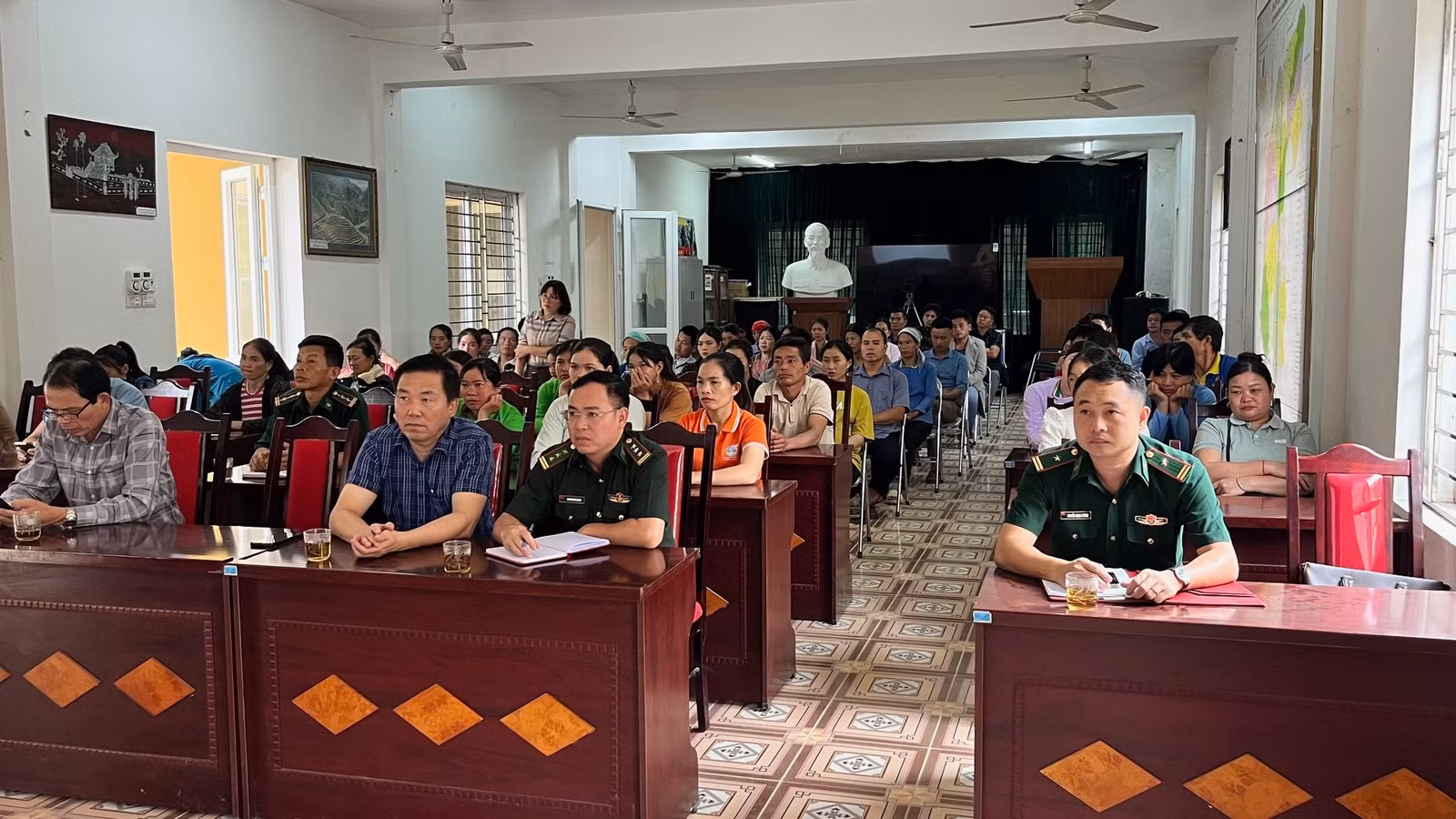 cac-dai-bieu-va-nhan-dan-tham-du-hoi-nghi-tuyen-truyen-3634.jpg