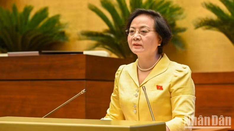 Bộ trưởng Nội vụ Phạm Thị Thanh Trà trình bày Tờ trình dự án Luật Cán bộ, công chức (sửa đổi). (Ảnh: BÙI GIANG)