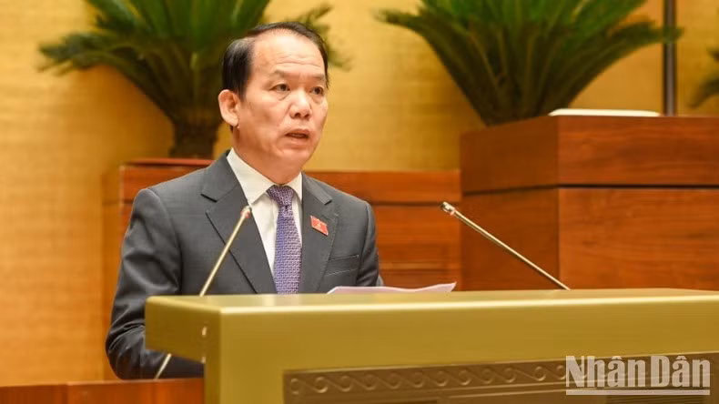 Chủ nhiệm Ủy ban Pháp luật và Tư pháp Hoàng Thanh Tùng trình bày Báo cáo thẩm tra. (Ảnh: BÙI GIANG)
