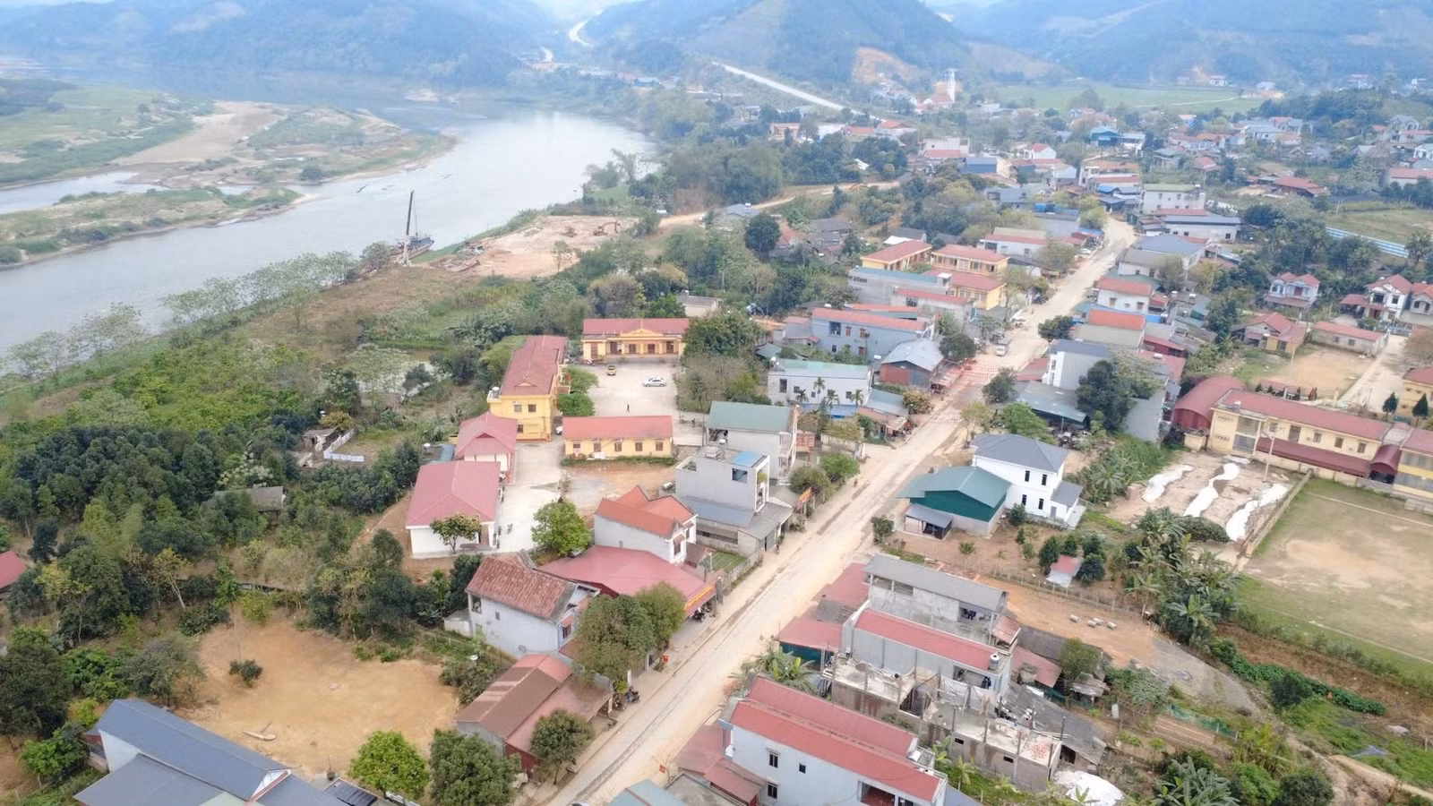 Hiện nay tuyến đường đã thành hình, những công đoạn hoàn thiện cuối cùng đang được triển khai, dự kiến hoàn thành trong tháng 12/2025. Ảnh: Tuấn Trung.
